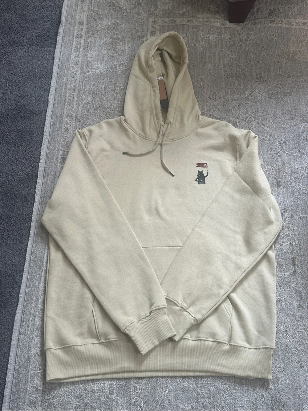 The North Face Men’s Large Wolf Standard Fit Printed Gravel Colored Hoodie. NWTs